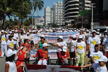 Inclusão é tema de caminhada na orla de Maceió