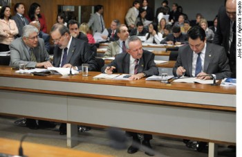 Sérgio Souza (D) lê relatório com mudanças no projeto original
