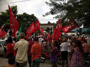 Famílias Sem-Teto em caminhada pela Avenida Fernandes Lima