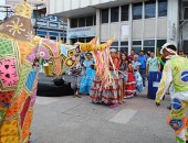 Atores encenam no meio da rua; Boi de carnaval também atrai as atenções