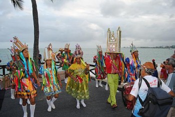 Giro de Folguedos leva 30 grupos de cultura popular para orla de Maceió