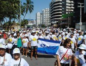 Inclusão é tema de caminhada na orla de Maceió