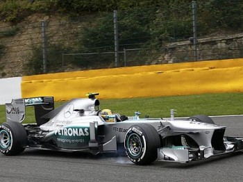 Em treino definido pela chuva intermitente, Lewis Hamilton se deu bem na última volta e cravou a 4ª pole position consecutiva, ao fazer o melhor tempo para o GP da Bélgica, disputado no Circuito de Spa-Francorchamps