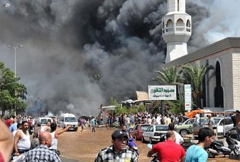 fumaça é vista após explosão em Trípoli