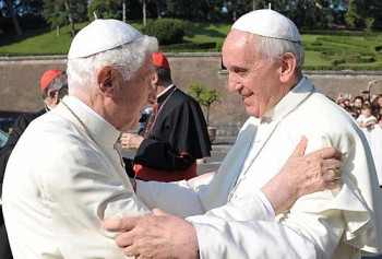 O Papa Emérito Bento XVI e o Papa Francisco se abraçam após cerimônia no Vaticano em julho deste ano