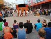 Atores encenam no meio da rua; Boi de carnaval também atrai as atenções