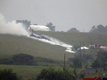 Avião da UPS é visto em colina nas proximidades do aeroporto de Birmingham, no Alabama