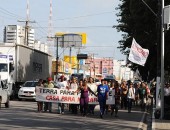 Famílias Sem-Teto em caminhada pela Avenida Fernandes Lima