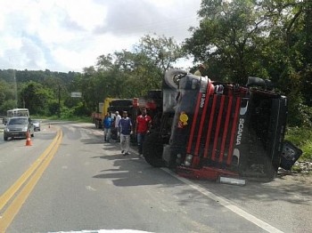 Carreta tomba na BR 316