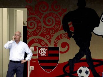 Vice-presidente de futebol do Flamengo, Wallim Vasconcellos, no Ninho do Urubu. Dirigente não conseguiu falar com Mano pelo celular, e recebeu um SMS do treinador