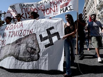 Estudantes participam de manifestação em Atenas contra ação de contra neonazistas.