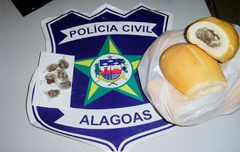 Mulher tenta entregar “sanduiches de maconha” em delegacia e acaba presa