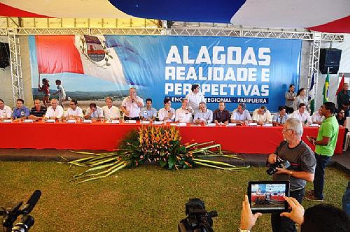 Encontro em Paripueira, reúne Renan, Collor, representantes do governo, prefeitos e vereadores