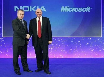 O CEO da Nokia, Stephen Elot (à esquerda), cumprimenta o CEO da Microsoft, Steve Ballmer, durante o anúncio da aquisição da companhia