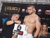 Coliseu Extreme Fight VII realiza pesagem oficial na praia de Pajuçara