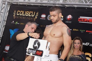 Coliseu Extreme Fight VII realiza pesagem oficial na praia de Pajuçara