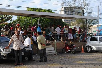 Grupo de sem-terra e agricultores ocupam pátio do quartel da PM