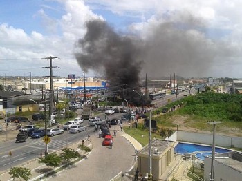 Protesto em frente ao Hiper Bompreço Antares