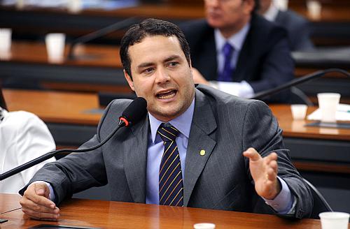 Renan Filho vota a favor do fim do voto secreto na Câmara