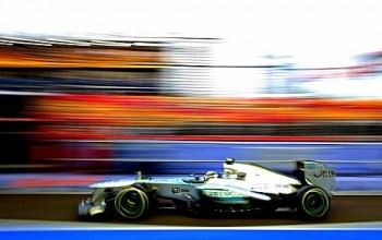 Lewis Hamilton lidera o primeiro treino livre para o GP Cingapura de 2013