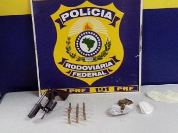 PRF apreende dorgas e armas em rodovia