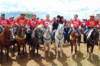 Milhares de cavaleiros e amazonas participaram da cavalgada