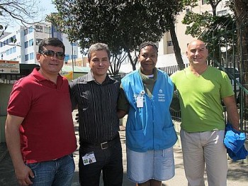 Os médicos Luis Fernando Haro (mexicano), Leandro Morales (brasileiro) e Ignacio Marcos Quintana (argentino), com a agente de saúde Neuza Souza, na Zona Sul de São Paulo