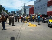 Manifestantes bloqueiam rua no Centro por moradiras e contra reintegrações