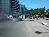 Feirantes bloqueiam avenida da orla após fechamento de estacionamento