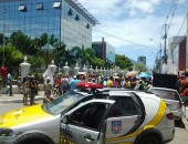 Manifestantes bloqueiam rua no Centro por moradiras e contra reintegrações