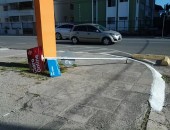 A placa fica entre o cruzamento na Avenida João Davino e a Rua Arthur Bulhões, no bairro da Mangabeiras, em Maceió.