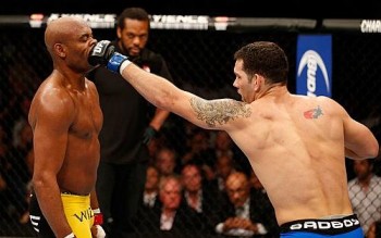 Anderson abaixa guarda e leva golpe de Weidman.