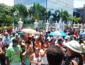 Manifestantes bloqueiam rua no Centro por moradiras e contra reintegrações