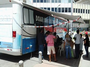 Unidade móvel do Hemoal está no calçadão do comércio