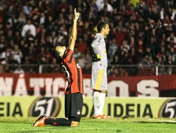 Atlético-PR vence o Galo