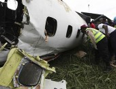 Equipe de resgate trabalha no local onde um avião nigeriano que levava passageiros caiu pouco depois da decolagem em Lagos, por uma falha no motor, provocando pelo menos oito mortes.