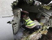 Resgatista inspeciona restos do avião acidentado no aeroporto de Lagos, nesta quinta (3)