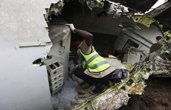 Equipe de resgate trabalha no local onde um avião nigeriano que levava passageiros caiu pouco depois da decolagem em Lagos, por uma falha no motor, provocando pelo menos oito mortes.