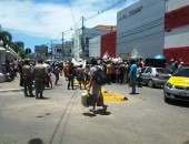 Manifestantes bloqueiam rua no Centro por moradiras e contra reintegrações