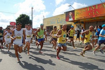 Corrida de rua reúne centenas de participantes no Salvador Lyra