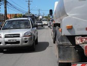 Trânsito está lento na Avenida Gustavo Paiva