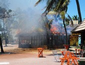 Incêndio destrói barraca na orla de Maceió