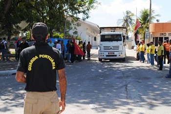 Petroleiros fecham acesso ao Porto de Maceió em protesto a leilão