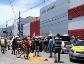 Manifestantes bloqueiam rua por moradias e contra reintegrações