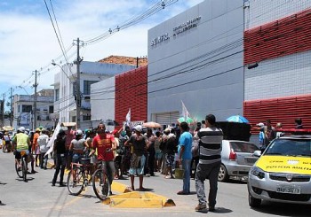 Manifestantes bloqueiam rua no Centro por moradiras e contra reintegrações