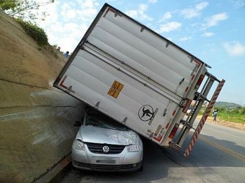 Motorista do carro foi levado para para pronto-socorro