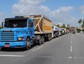 Caminhões ficaram perfilados ao longo do bairro de Jaraguá