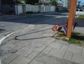 A placa fica entre o cruzamento na Avenida João Davino e a Rua Arthur Bulhões, no bairro da Mangabeiras, em Maceió.