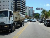 Feirantes bloqueiam avenida da orla após fechamento de estacionamento