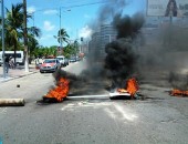 Feirantes bloqueiam avenida da orla após fechamento de estacionamento